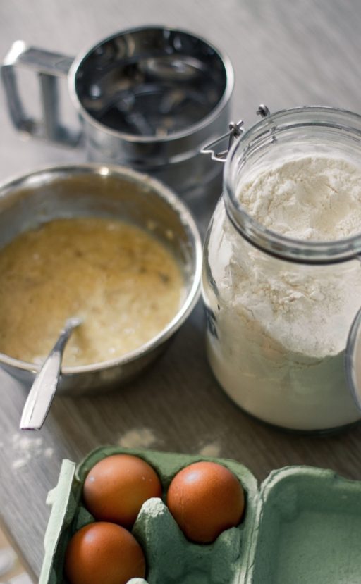 Backutensilien, Mehl, Eier und Teig