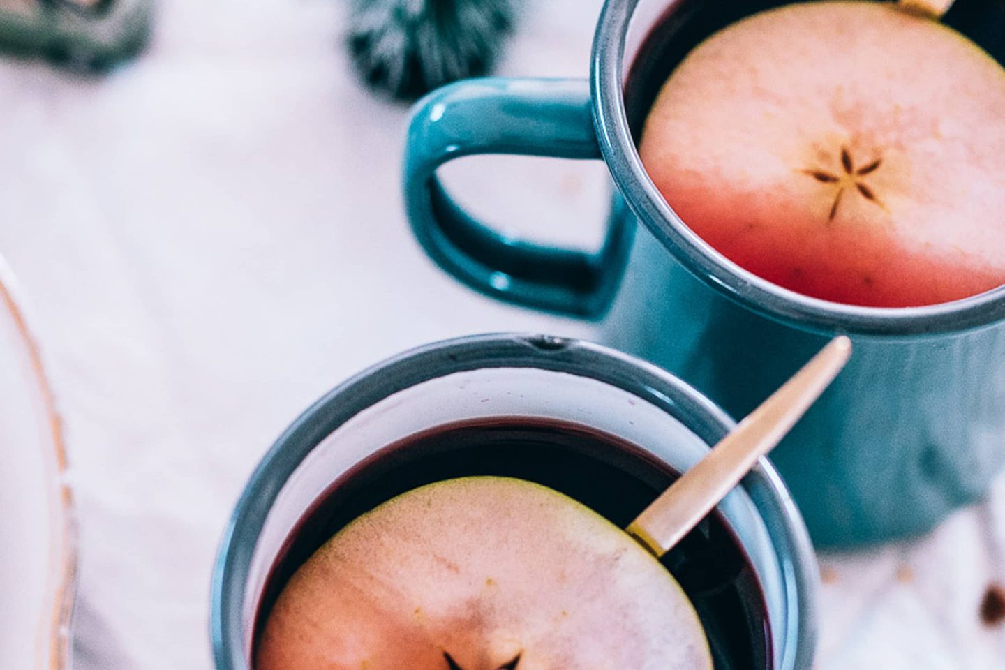 Adventglühwein mit Calvados in 2 Tassen mit ganzen Apfelscheiben