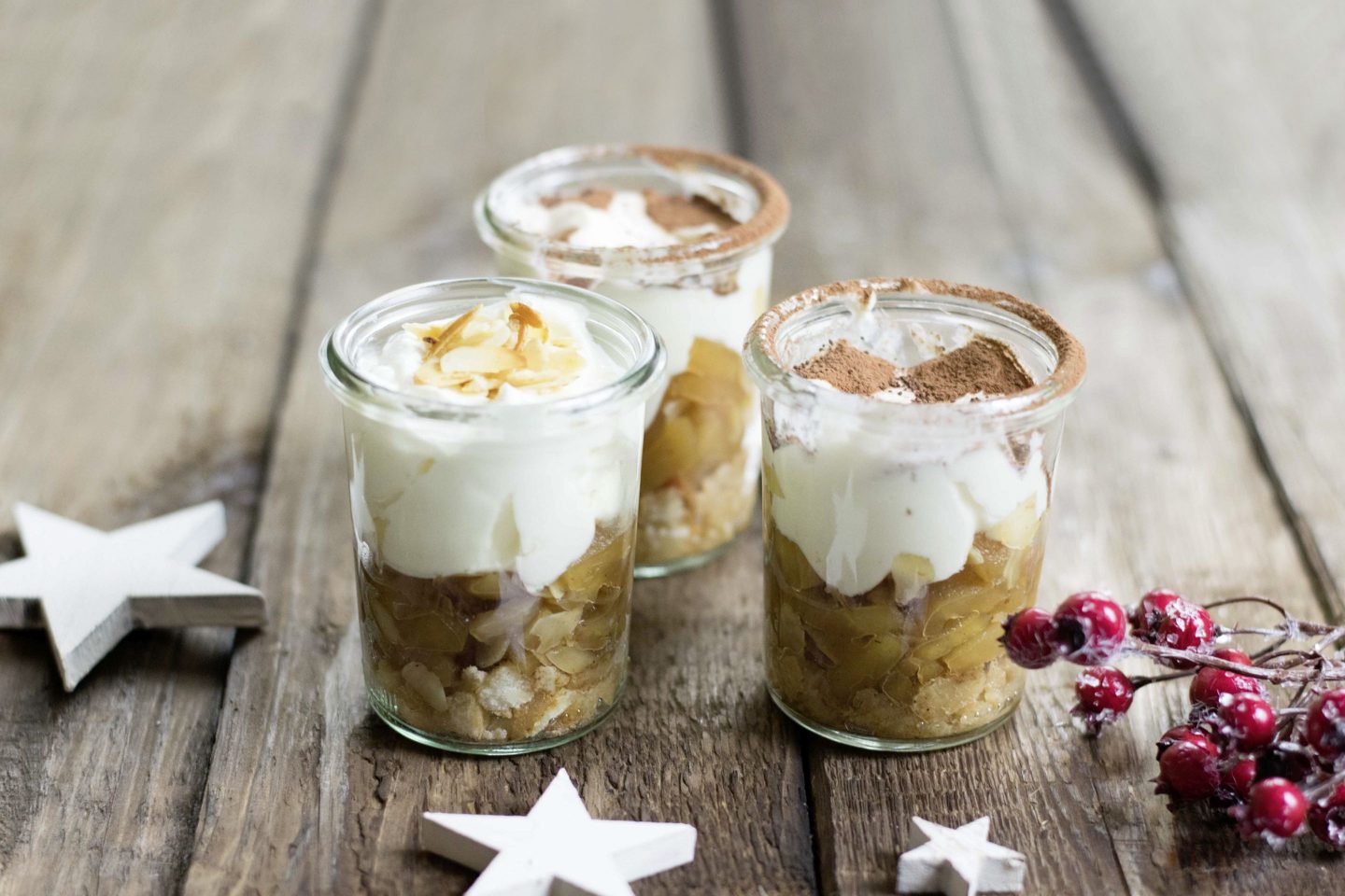 Lebkuchen-Bratapfel Tiramisu in 3 kleinen Rex-Gläsern mit Zimt bestäubt und mit Weihnachtsdekoration