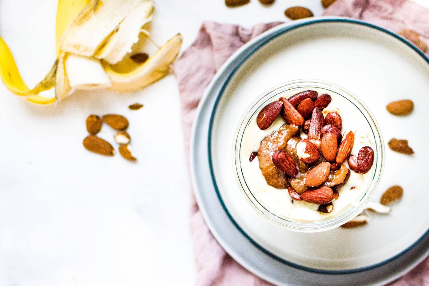 Bananen-Dattel-Pudding mit Zimtmandeln