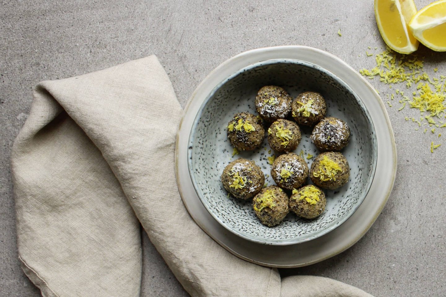 Blissballs mit VEGGY Sweet und geriebener Zitronenschale
