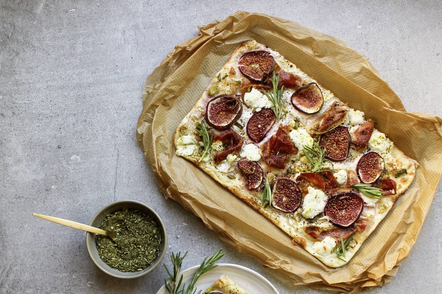 Flammkuchen mit Kräuter Rustikana, frischen Feigen und Ziegenkäse