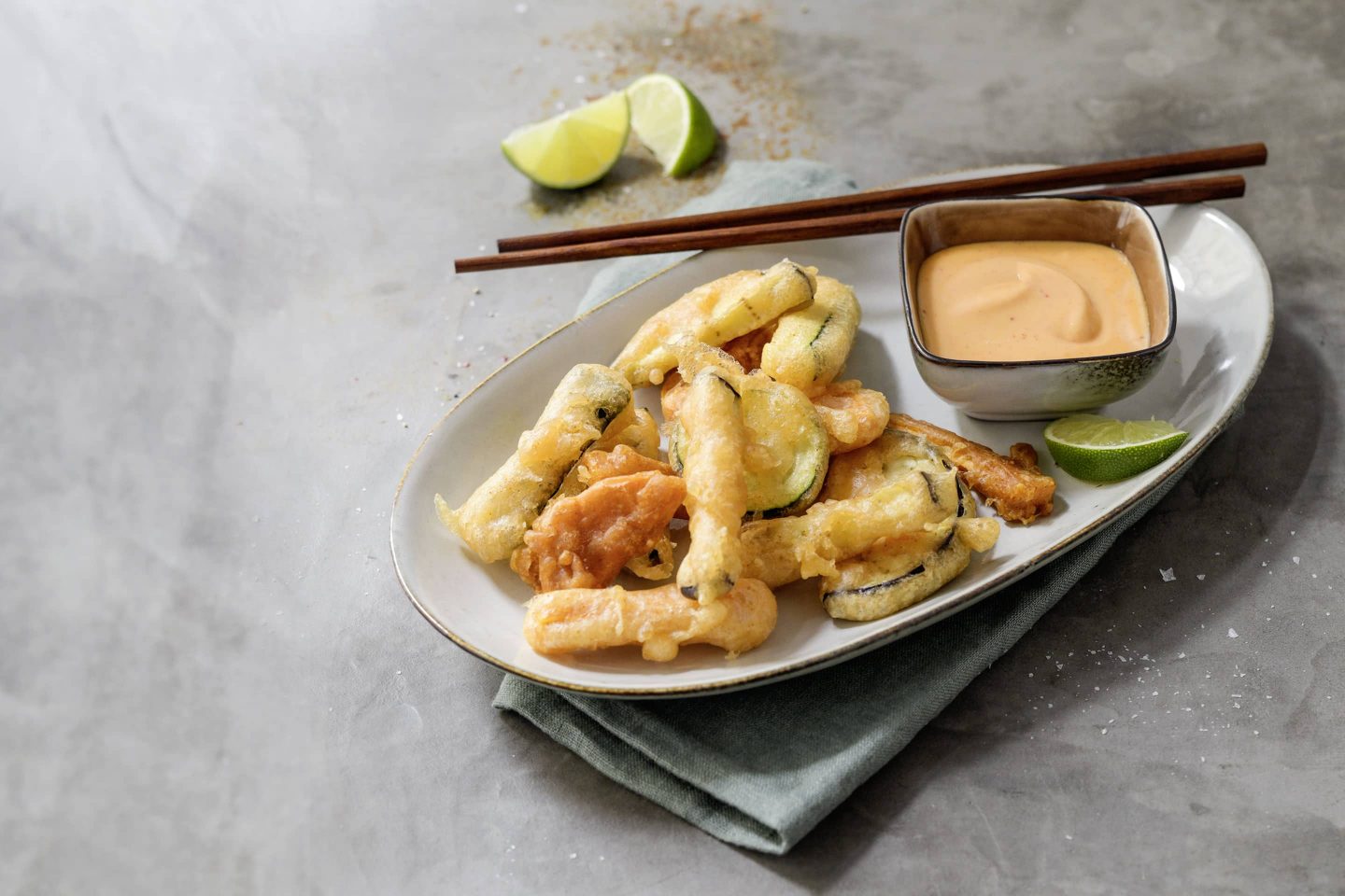gemüse Tempura im Paprika-teig mit Chili-Mayonnaise