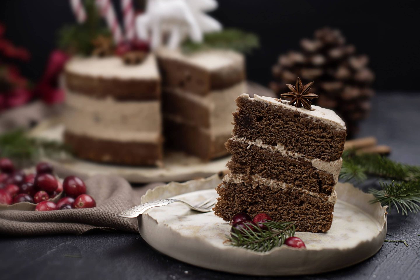 Honniglebkuchen Naked Cake mit Zimt und Vanille auf handgetöpfertem Teller und mit Sternanis verziert