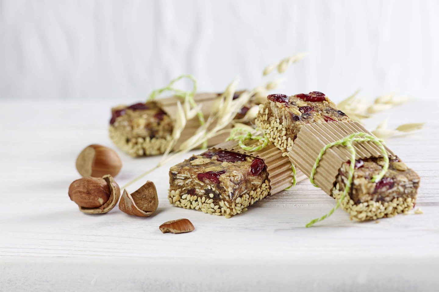 Power Riegel mit Haselnuss und Cardamom mit etwas Papier umhüllt
