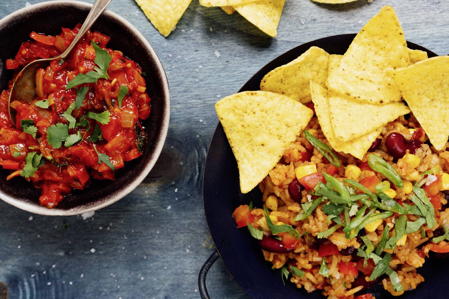 Tacoreis mit Cumin und Salsa in einer schwarzen kleinen Pfanne mit Tortilla-Chips angerichtet