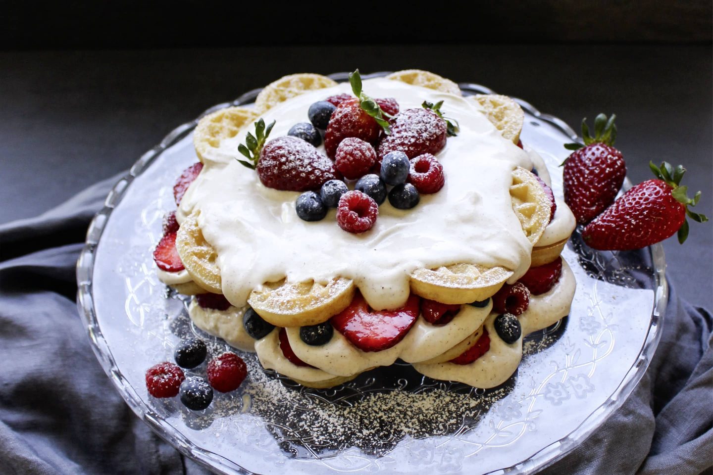 Wafflecake mit frischen Beeren auf einer Etagère aus Glas