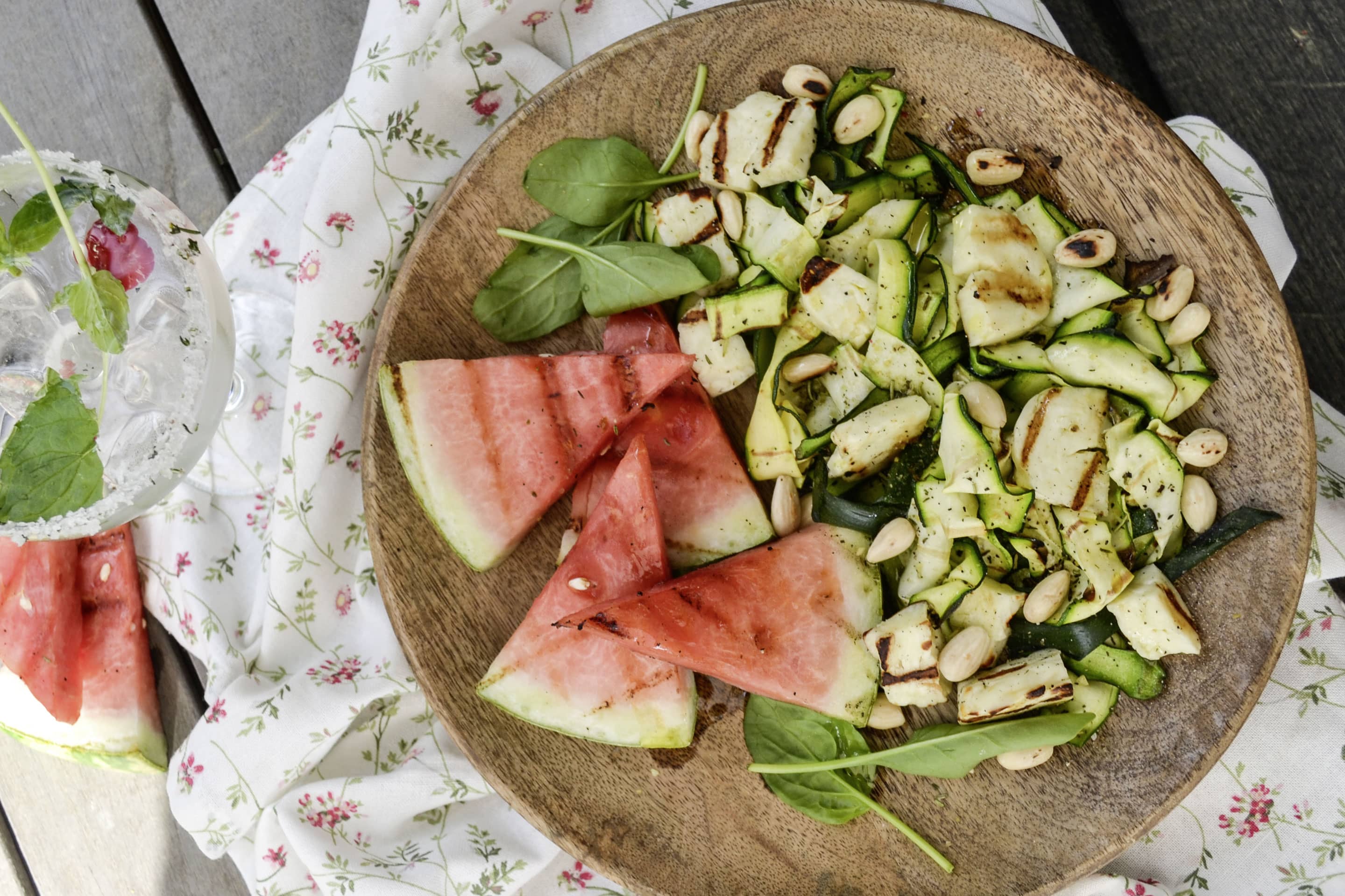 Grillgemüse-Zucchini-Wassermelonensalat mit Halloumi