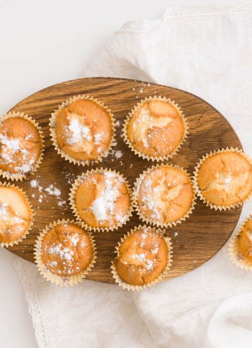 Muffins auf einem Holzbrett