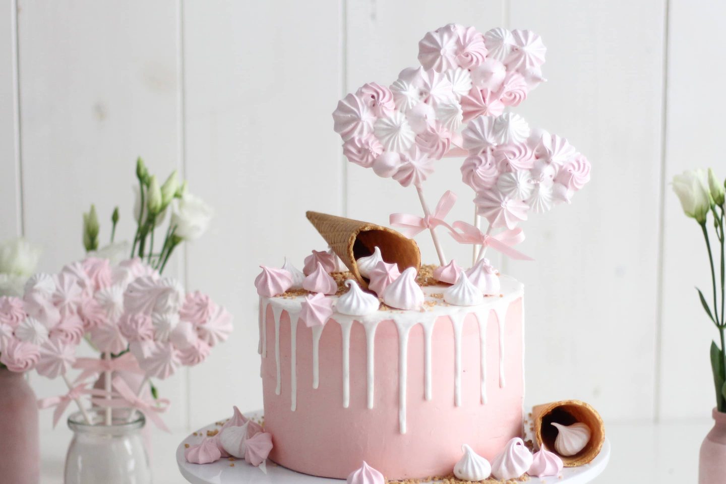 Dripcaketorte mit Meringue Erdbeeren und Pistazien
