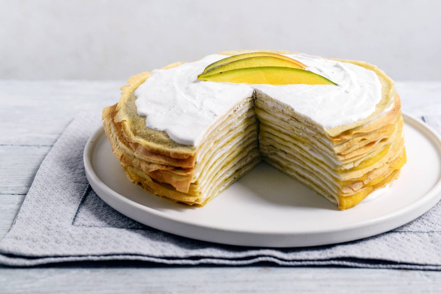 Crêpe-Cake mit Kokoscreme und Mangopüree