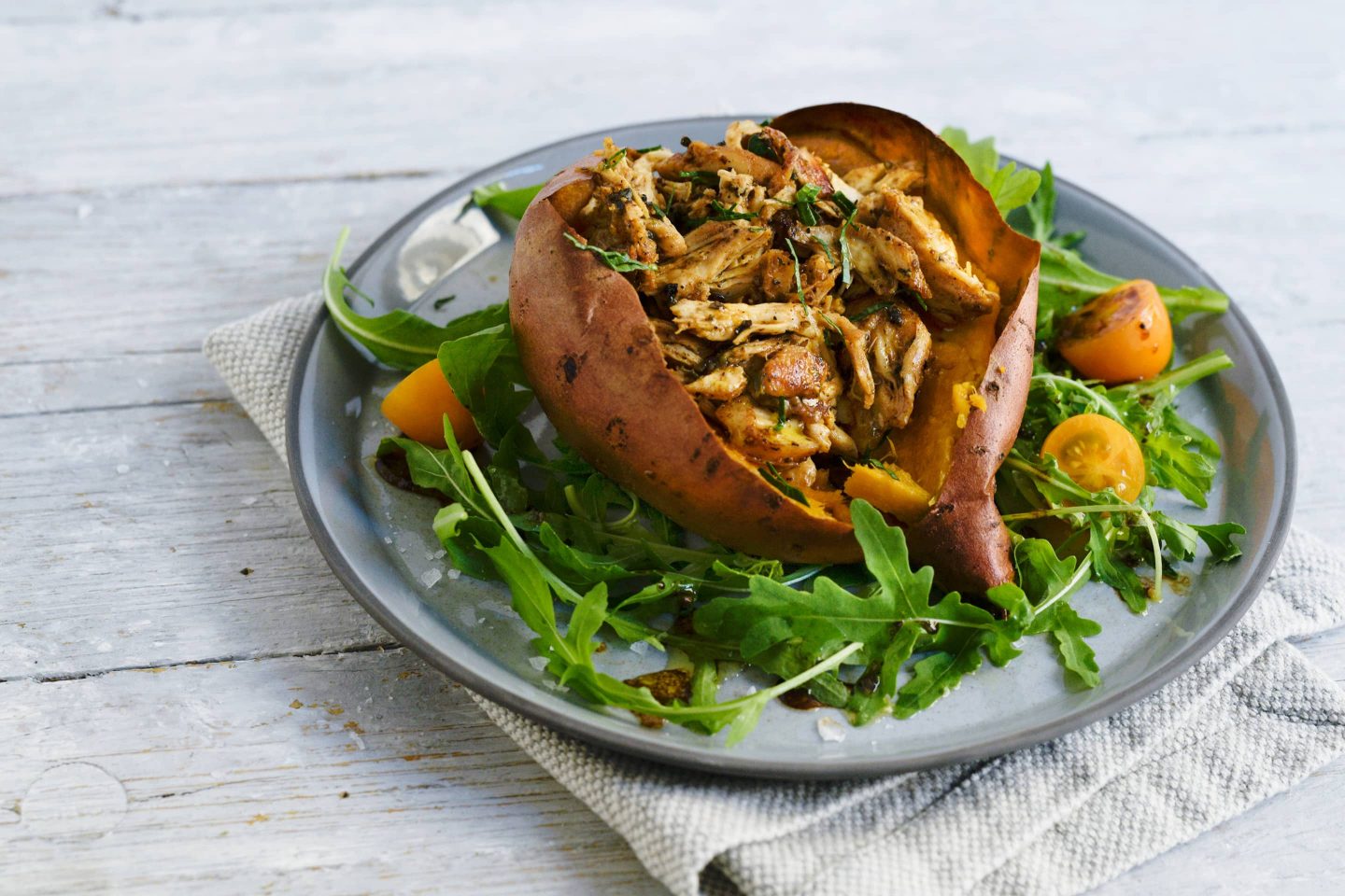Ofen-Süßkartoffel mit BBQ-Huhn-Füllung und Rucolasalat