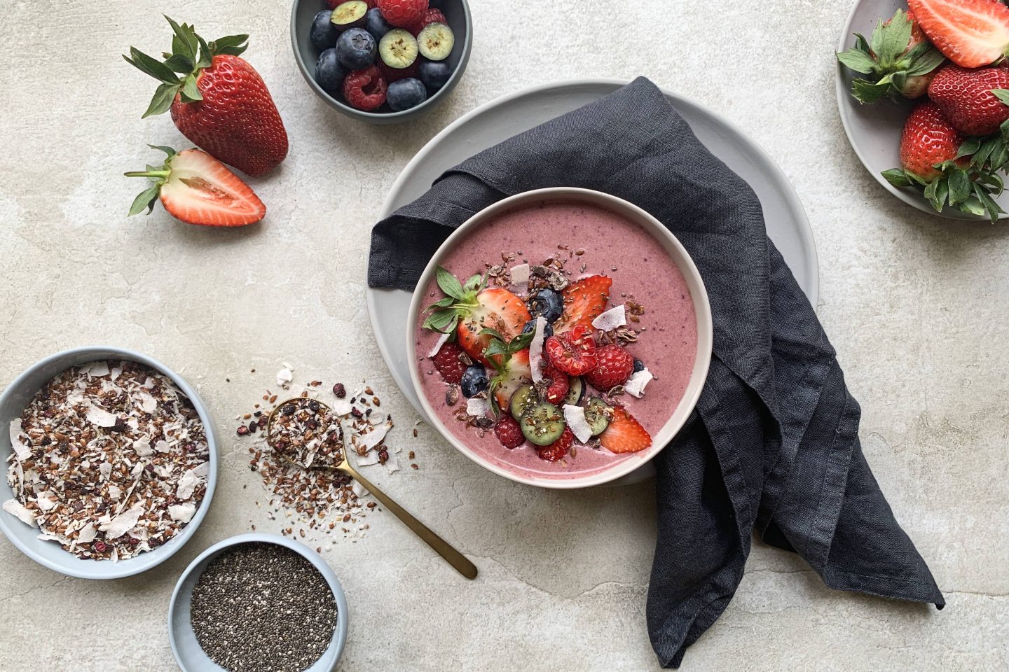 Acai-Bowl mit Vegy Sweet, frischen Beeren und Topping