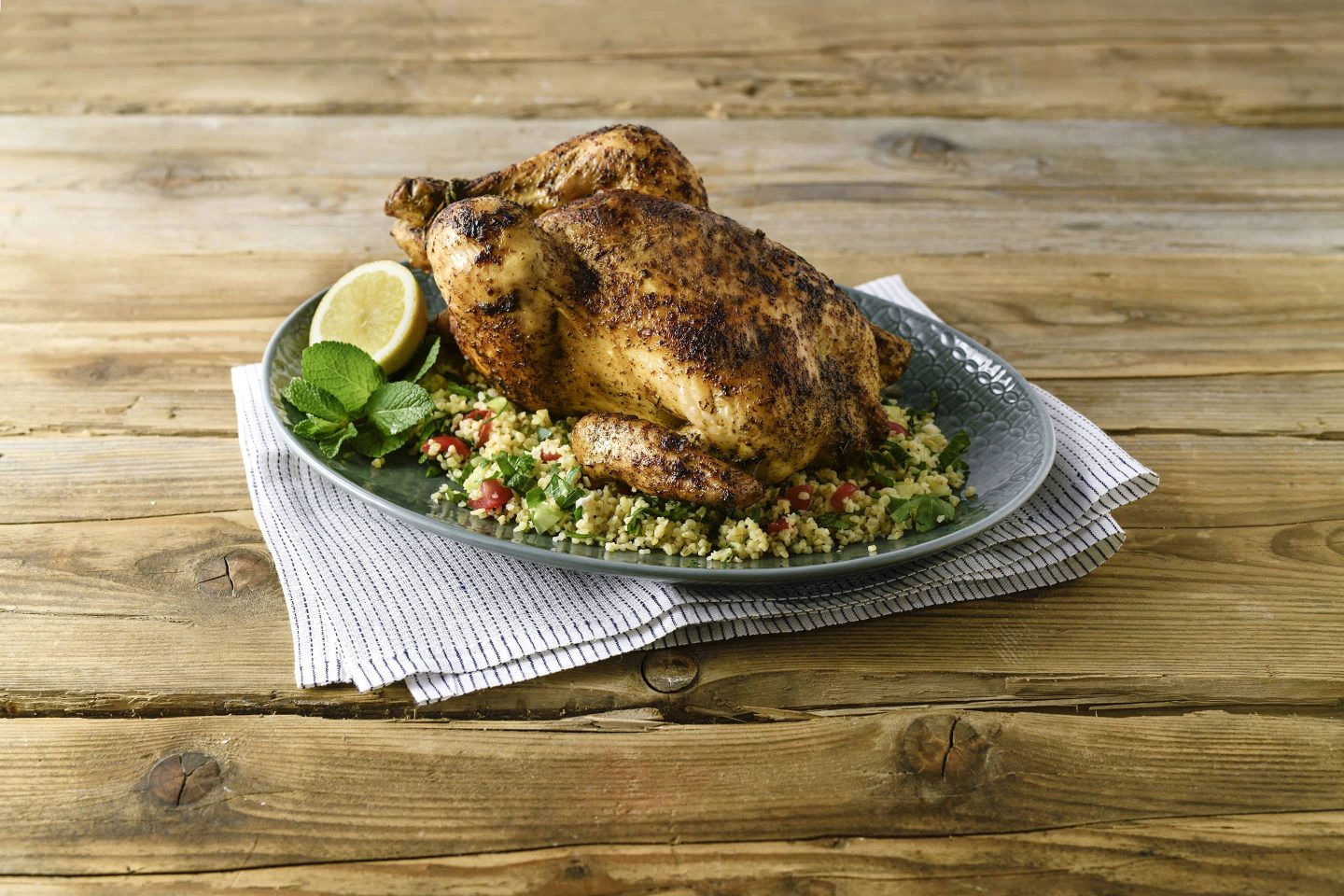 Grill-Gefluegel Huhn mit Taboulé auf Bulgur mit frischer Minze und Limette garniert
