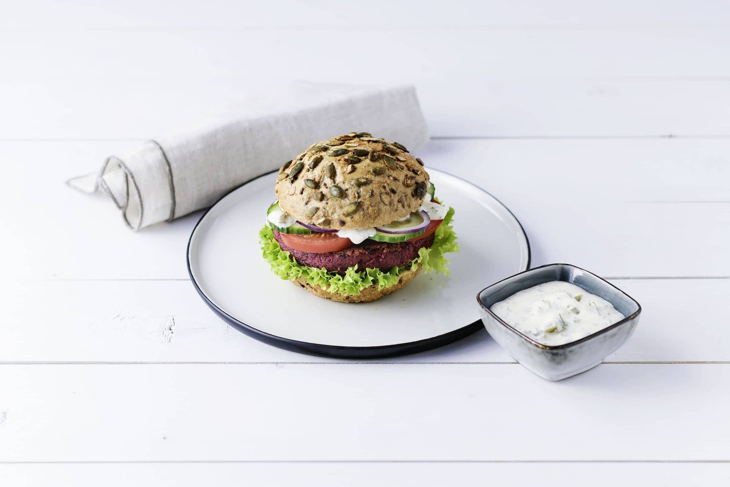 Veggy-Burger mit Remoulade, Tomate und Salatblatt