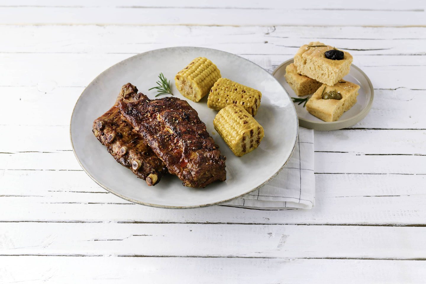 Grill-Magic-Dust Spare Ribs mit Rosmarin-Focacccia und gegrillten Maiskolben