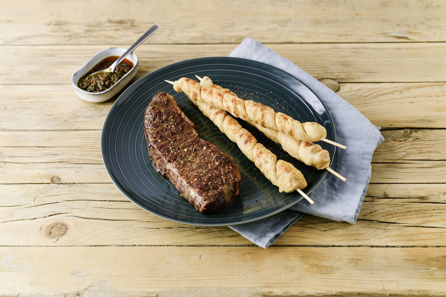 Grill-Smoked Steak mit Brotspiessen und Chimichurri-Sauce