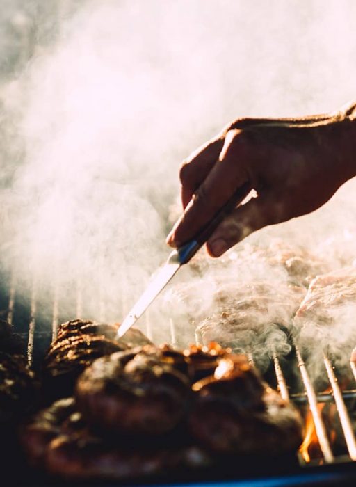 Fleisch auf dem Rost wird überprüft