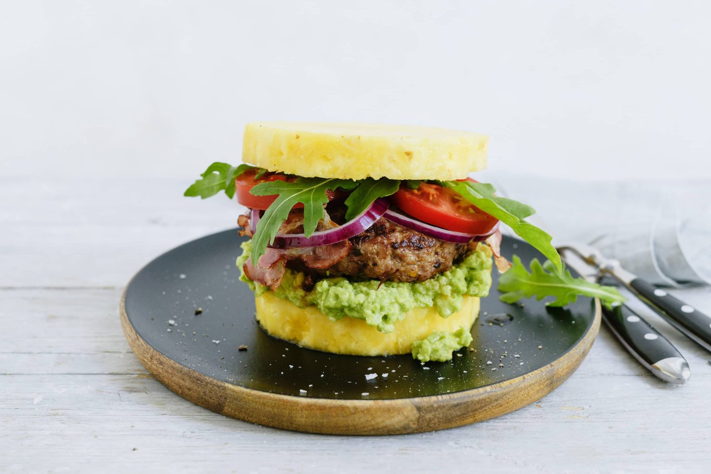 Hamburger mit Ananas-Bun und Avocadomash