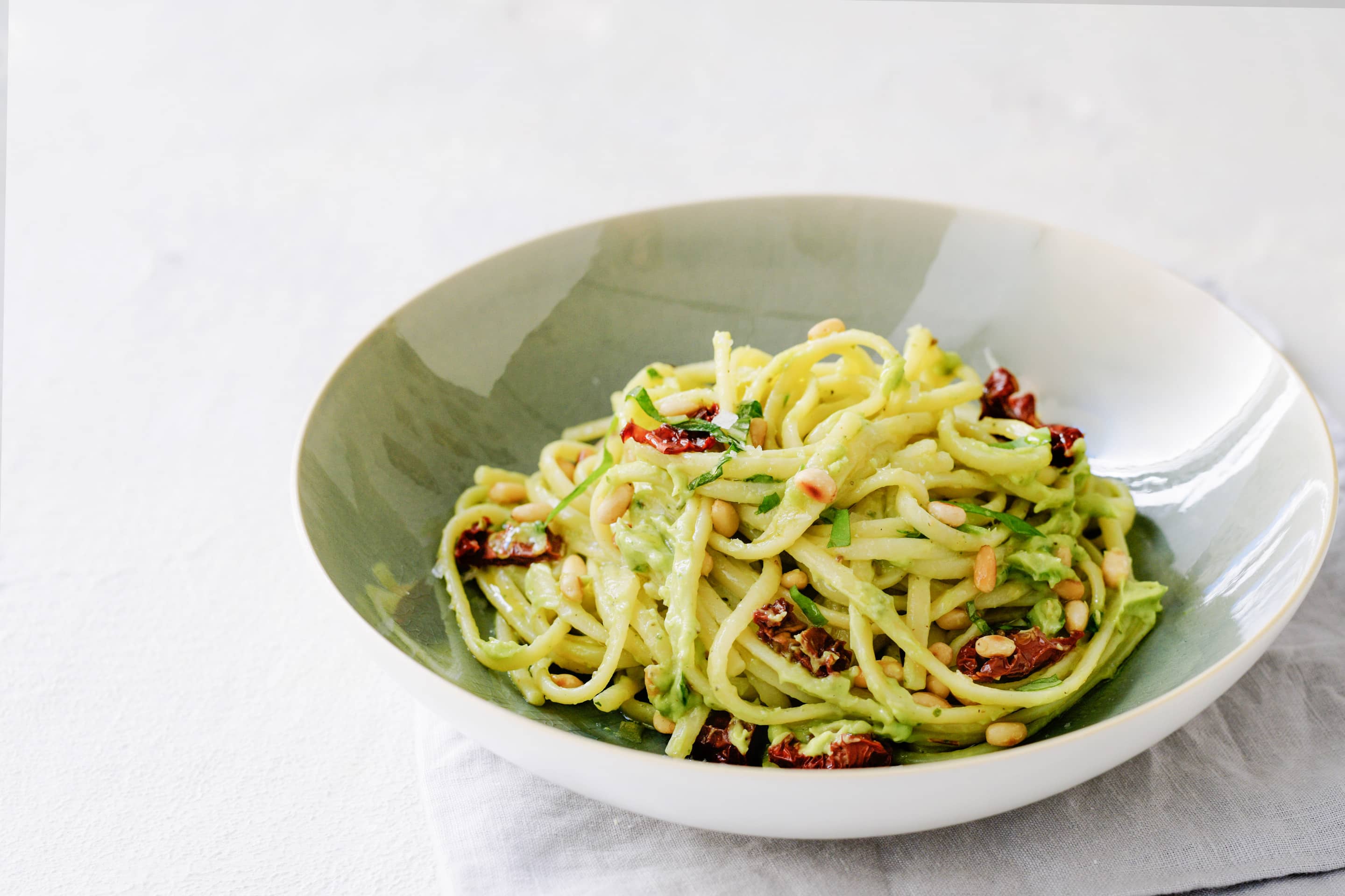 Pasta mit Avocadopesto und getrockneten Tomaten