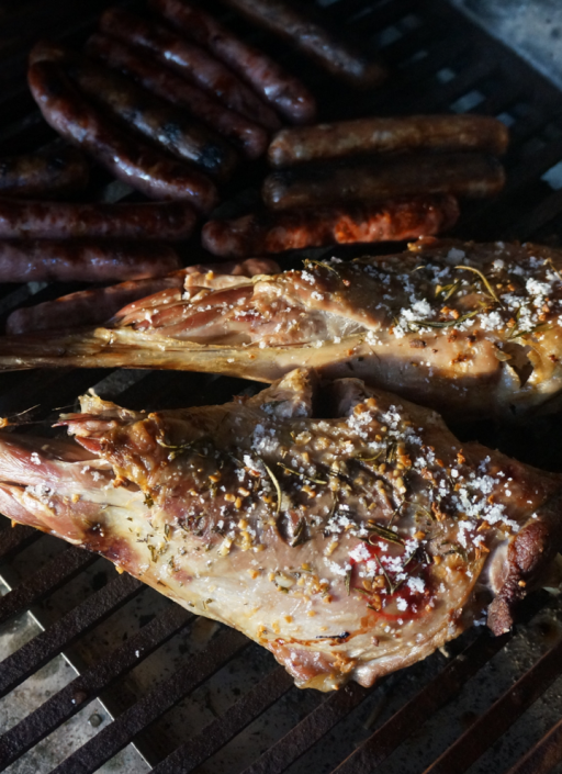 gewürzte Steaks auf dem Grill