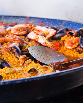 Paella mit Scampi und Muscheln