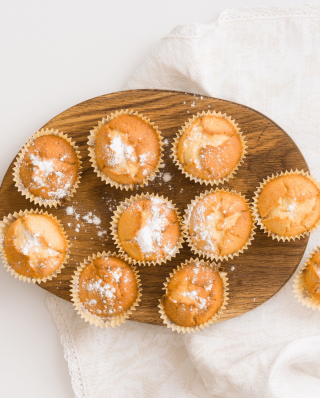 Muffins auf einem Holzbrett