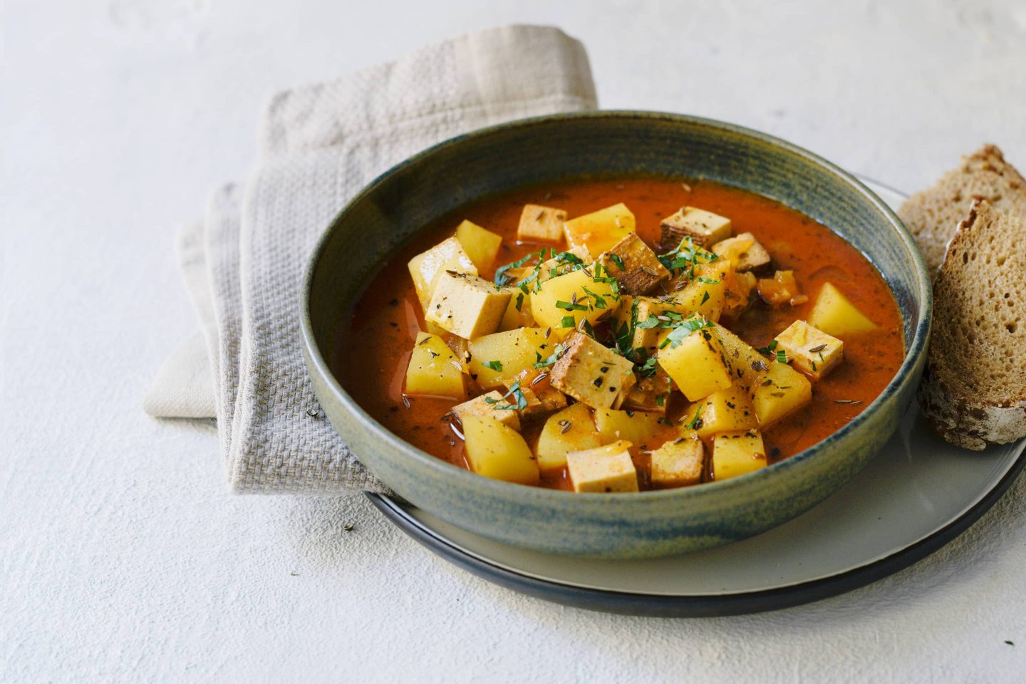 Räuchertofu-Gulasch mit Majoran und Schwarzbrot