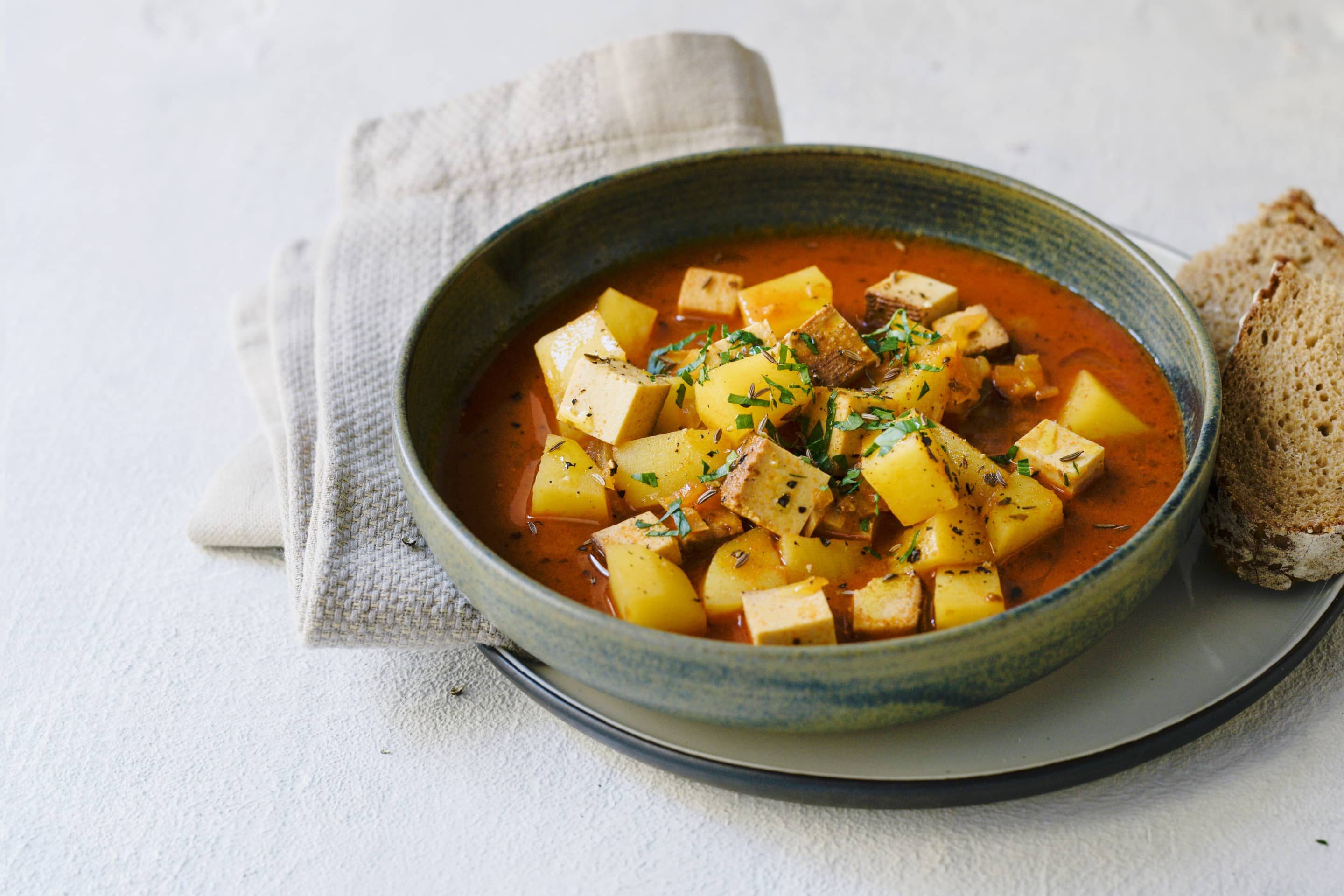 Rauchertofu Gulasch Mit Majoran Rezept Kotanyi