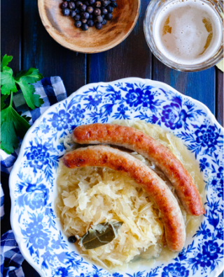 Sauerkraut mit Bratwürsteln