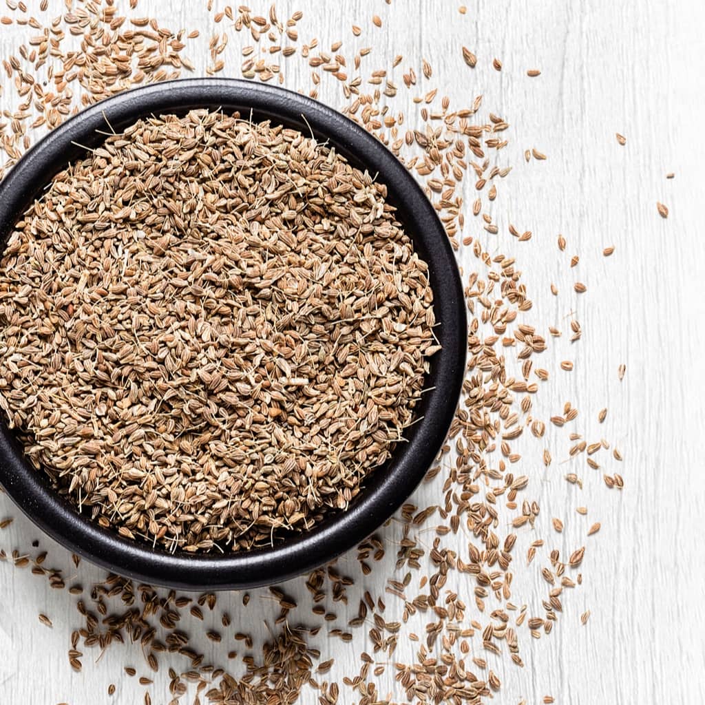 Anisfrüchte in einer Schale