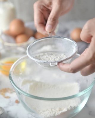 Zucker, der gesiebt wird