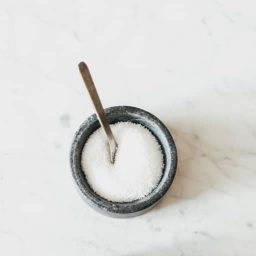 Salz in einem Schüsselchen mit Löffel