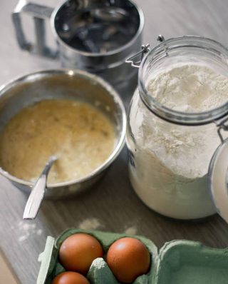 Backzutaten neben einer Teigmasse