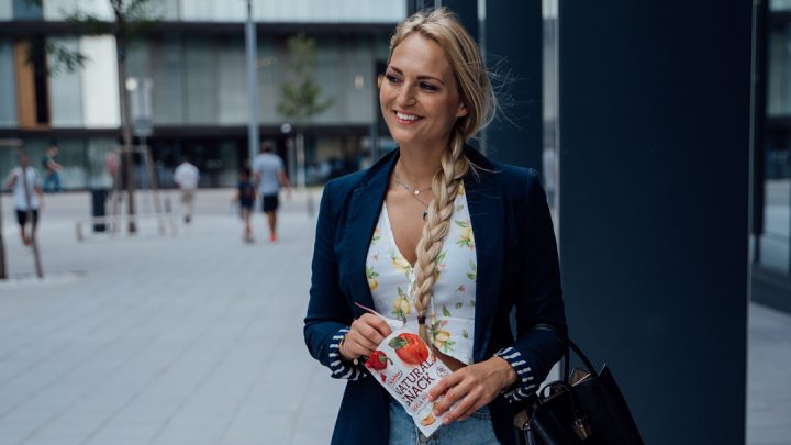 Bloggerin Carina Berry unterwegs mit Apfel Paprika Snack