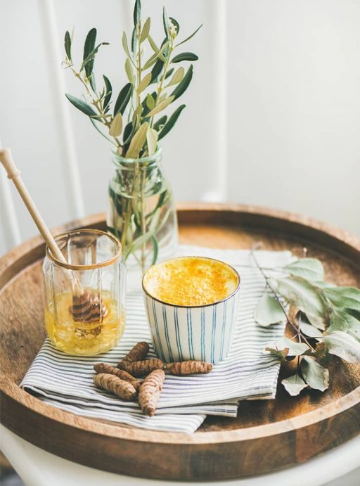 Curcuma Getränk mit Honig auf einem Tablett