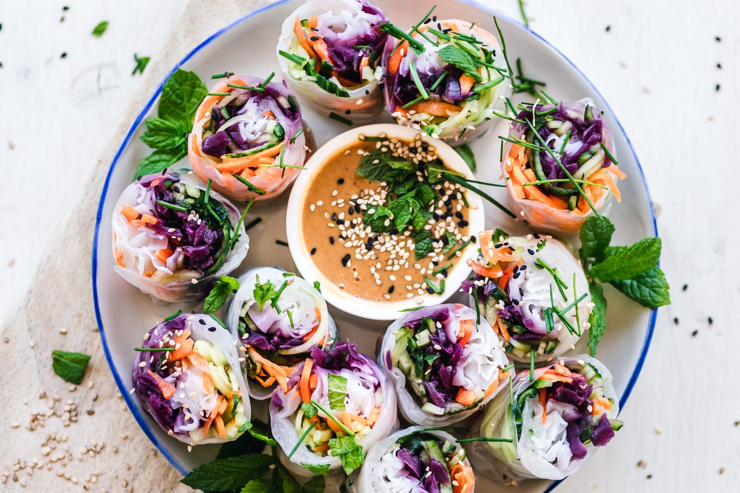 Teller mit aufgeschnittenen frischen Summer rolls