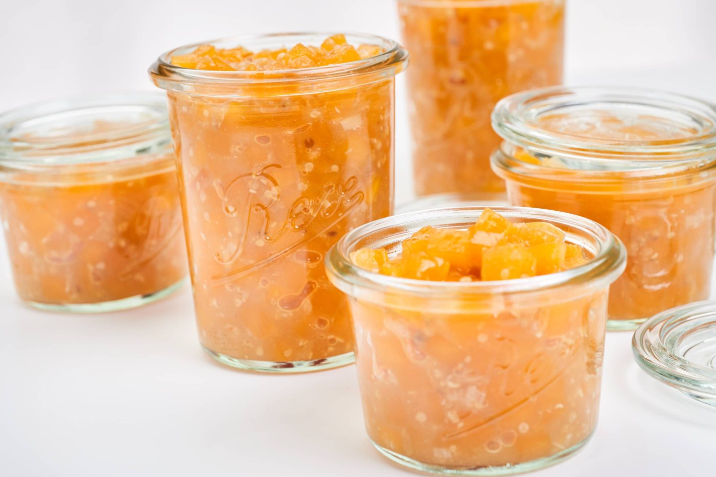 Fein-würziges Kürbis-Chutney mit Orangenmarmelade in einige Gläschen gefüllt