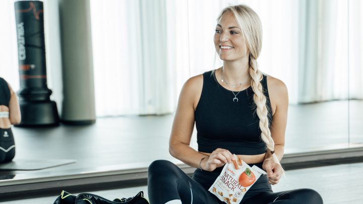 Carina Berry mit Natural Snack Apfel Zimt beim Workout