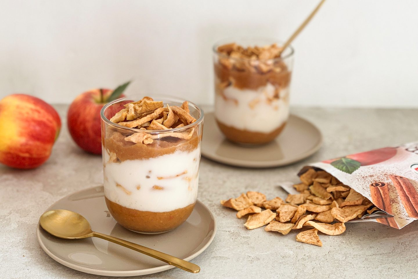 Apfel Zimt Chips Dessert in 2 Gläsern geschichtet