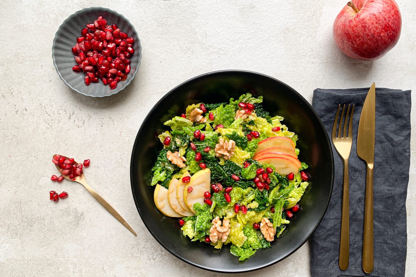 Knackiger Apfel-Grünkohl Salat mit Granatapfelkernen