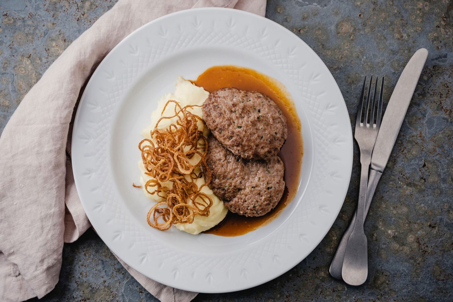 Kalbsbutterschnitzel mit Erdäpfelpüree und Röstzwiebeln