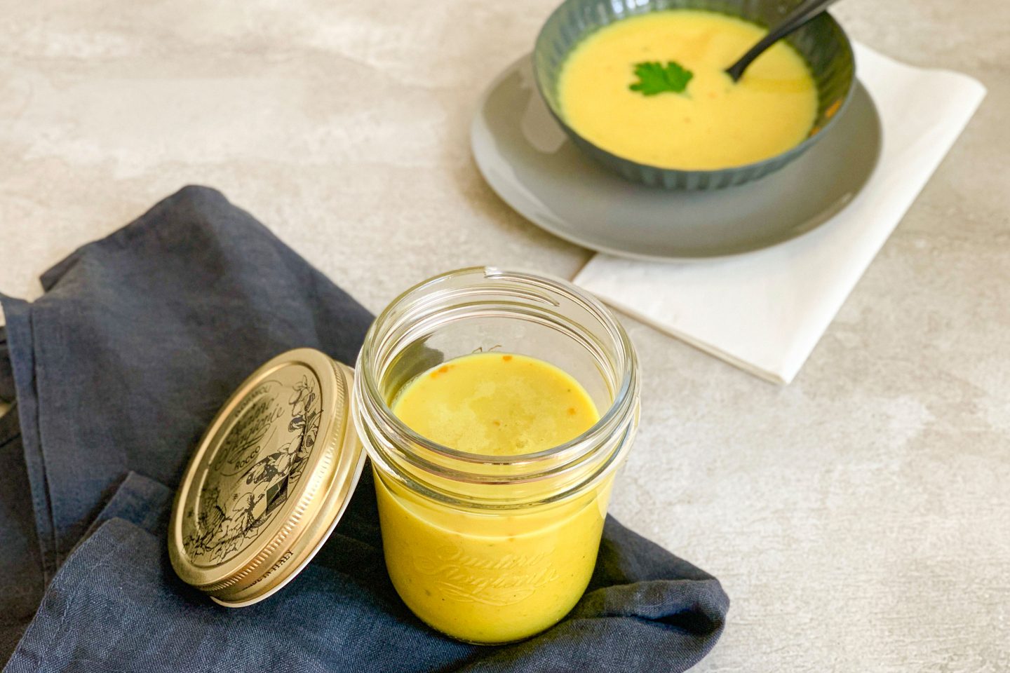 Erdaepfel Karotten Suppe im Schraubglas für unterwegs