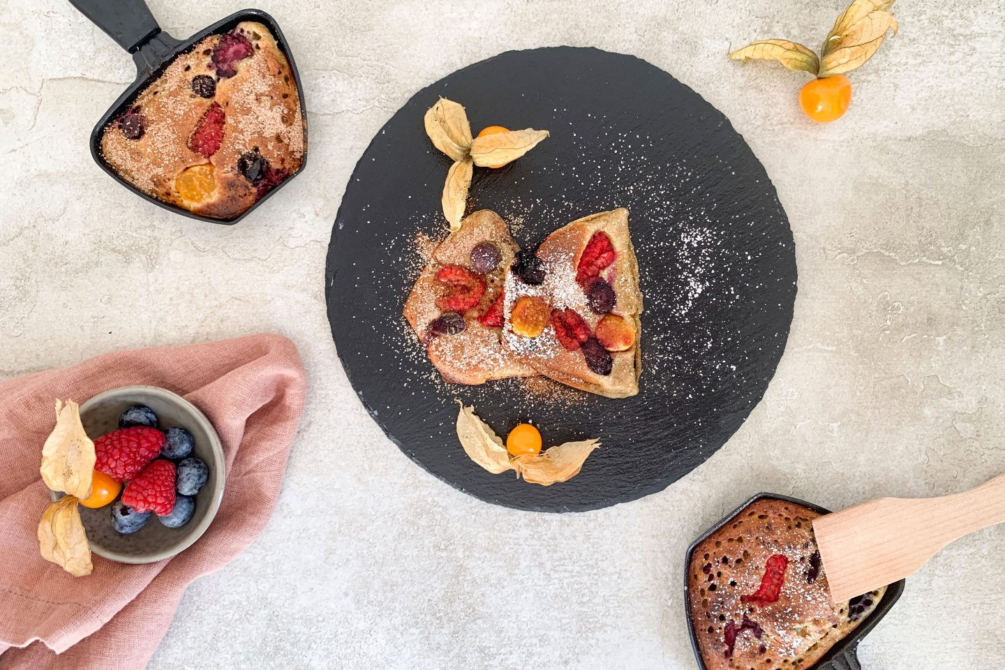Raclette Pancake mit Himbeeren uns Physalis angerichtet