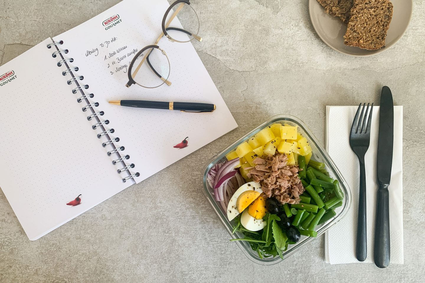 Salad Nizza in einer transportablen Box als Mealprep am Arbeitsplatz