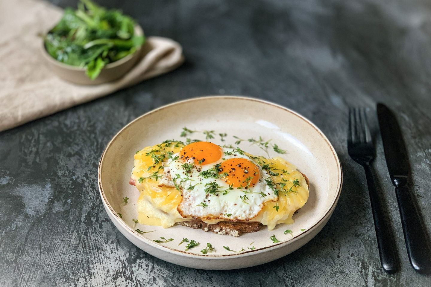 Croque Madame mit überbackenem Brot, Schinken, Gouda und Spiegelei