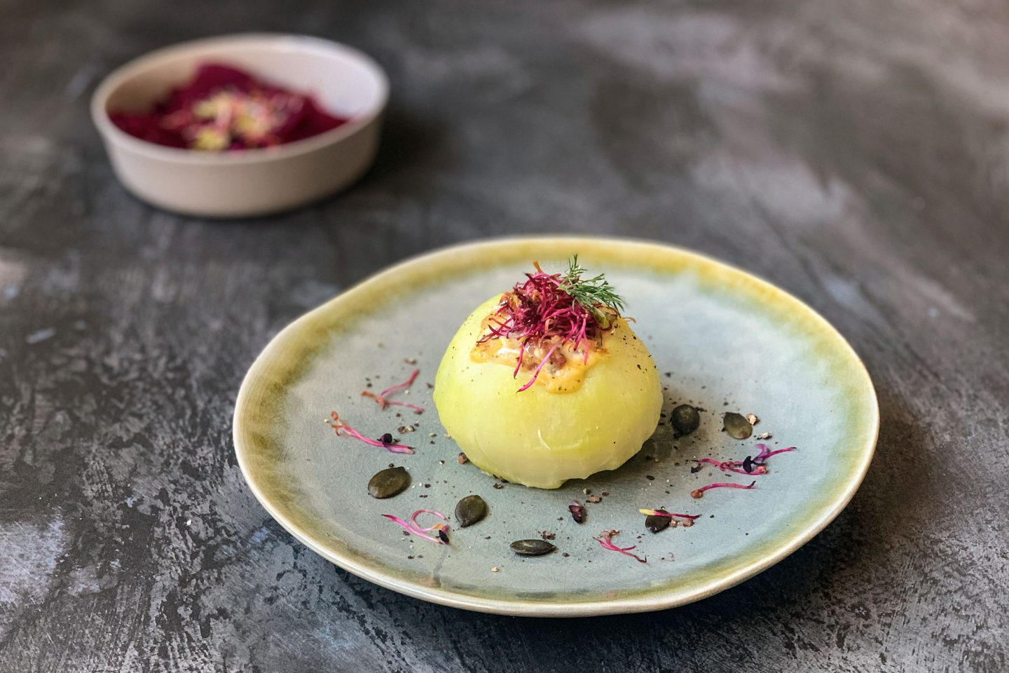 Kohlrabi gefüllt mit Käse-Speck-Creme auf einem Teller platziert