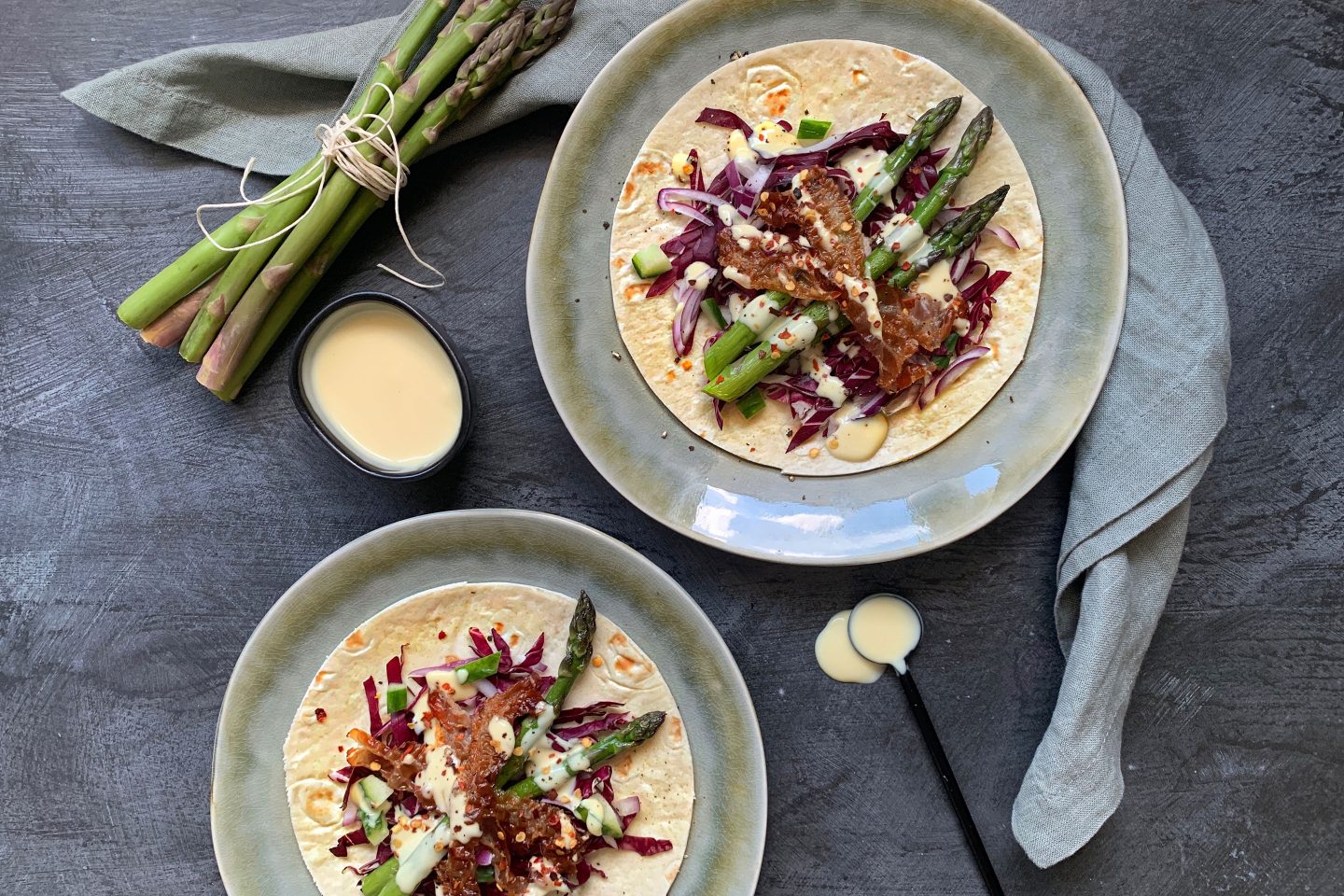 2 Tacos mit Spargel und Speck sowie Sauce Hollandaise