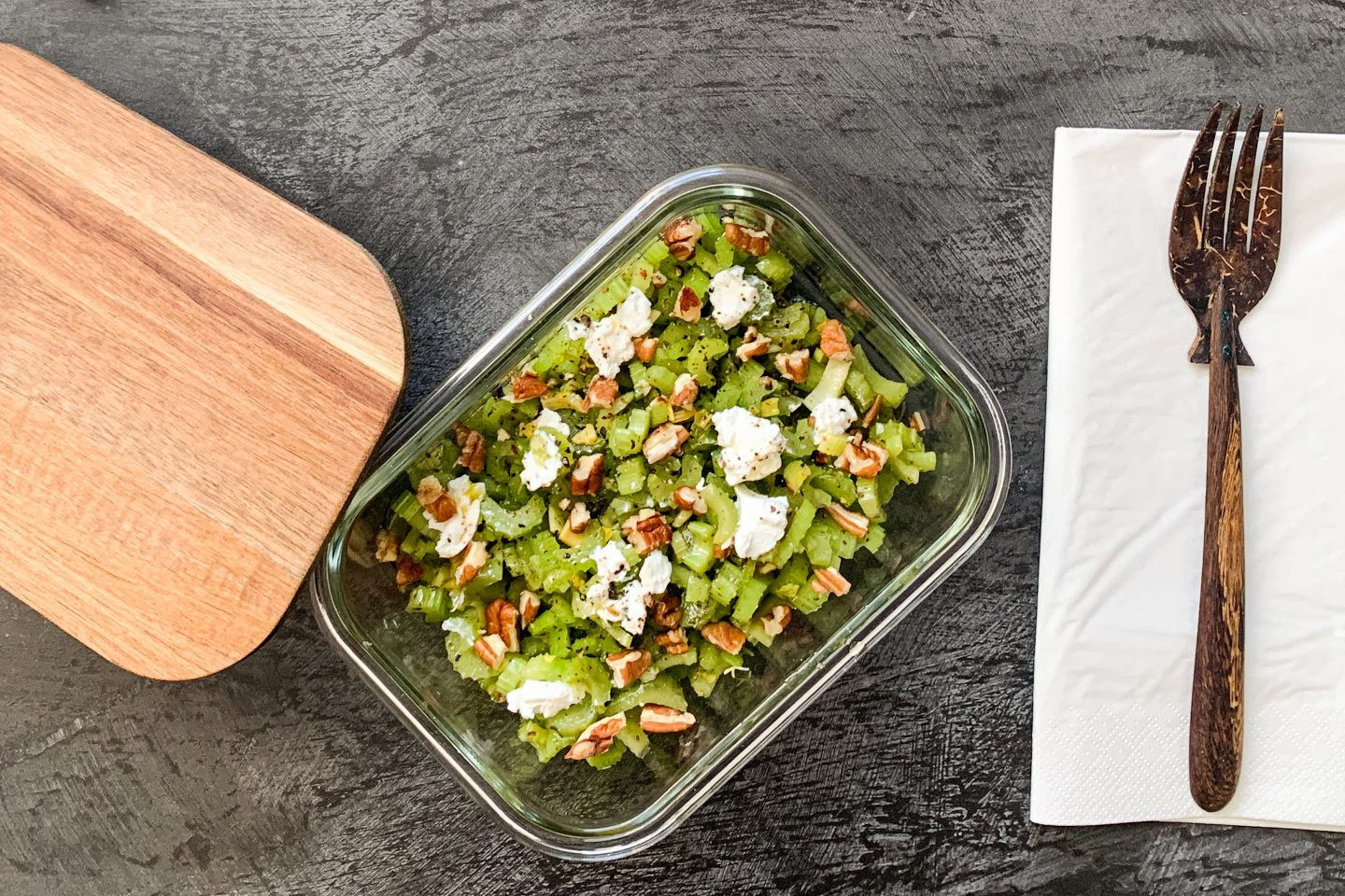 Selleriesalat mit Ziegenkäase in einer Glasform für unterwegs