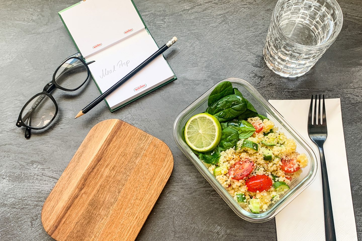 Couscous Salat in einer Glasform am Arbeitsplatz